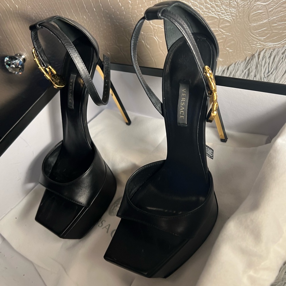 100% Authentic Versace heels, only worn once!!! will ship out next day (: